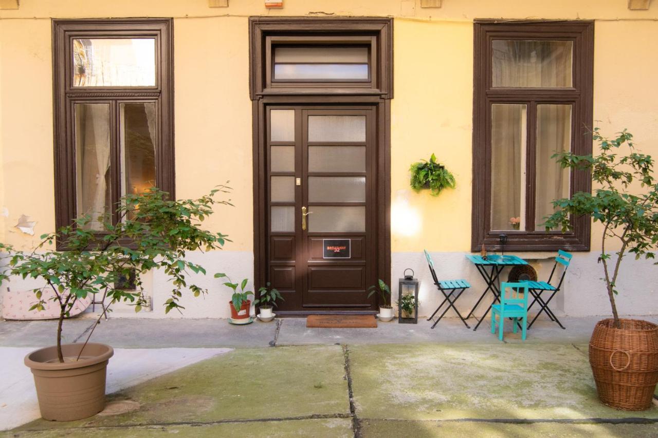 Broadway City Center, Fully Equipped, 4 Person Budapest Bagian luar foto