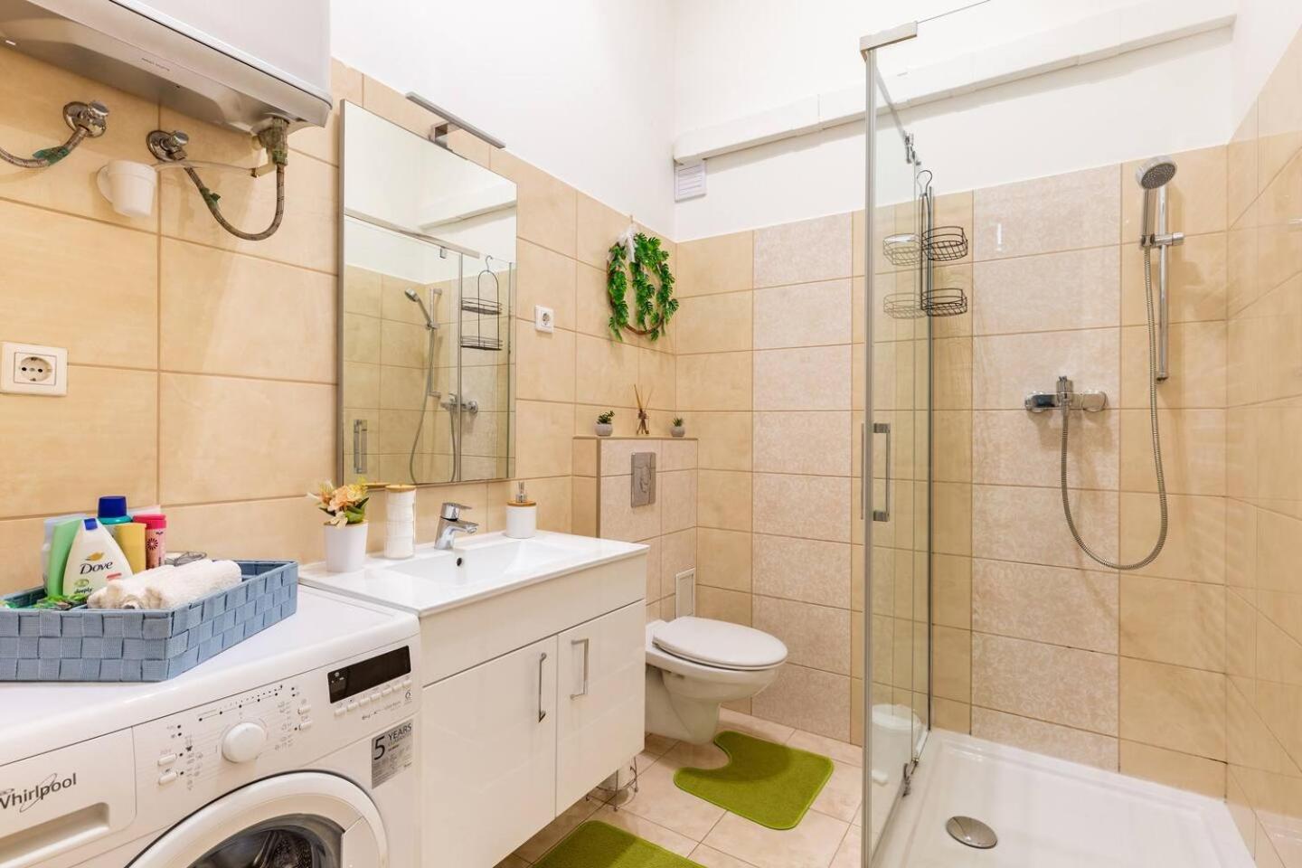 Broadway City Center, Fully Equipped, 4 Person Budapest Bagian luar foto